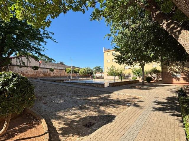 Piso en venta en Valdepeñas. Piso amueblado con estancias independientes y comunidad económica. Pisos.