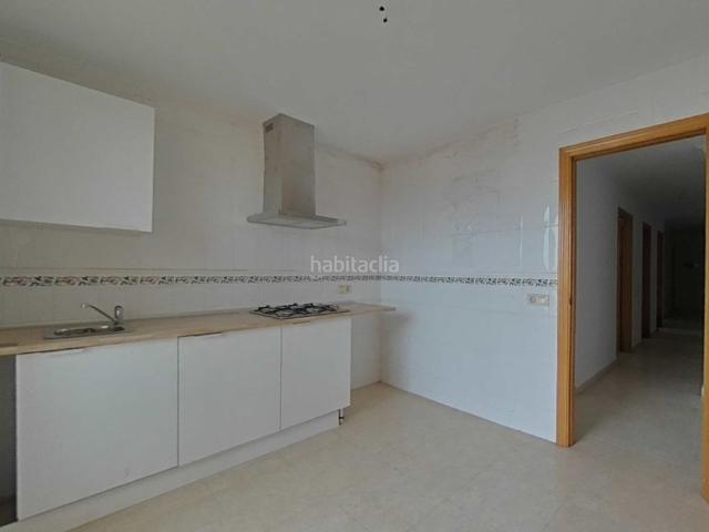Piso en venta en Valdepeñas. Tu nuevo hogar en Calle Cruces: Luz, espacio y comodidad sin preocupaciones en Valdepeñas. Pisos.