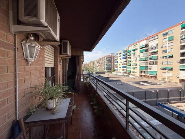 Piso en venta en Valencia, Malilla. Amplio Piso en Malilla, Valencia 390,000. Pisos.