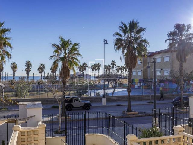 Piso en venta en Valencia, Malva Rosa. Estupenda vivienda dúplex en primera línea de playa con terraza de 90m2. Pisos.
