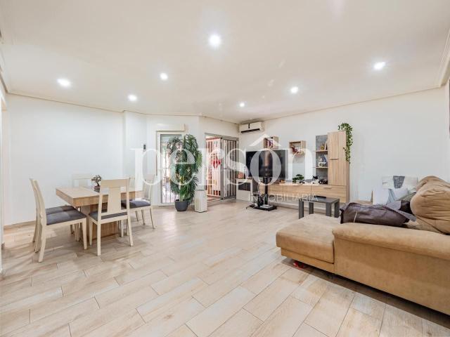 Piso en venta en Valencia, Malva Rosa. Piso exterior junto a la playa y universidades. Pisos.