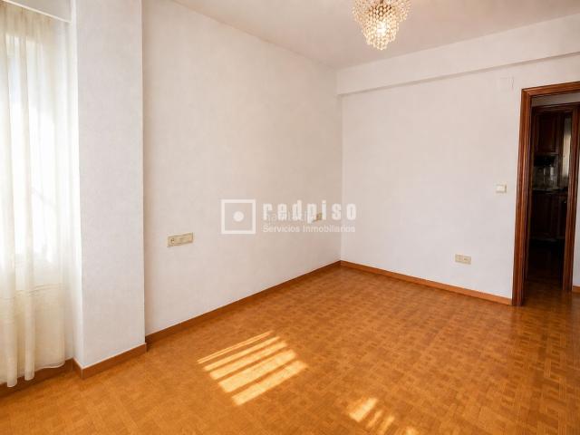 Piso en venta en Valencia, Marxalenes. PISO CON ASCENSOR Y BALCÓN PARA ENTRAR A VIVIR. Pisos.