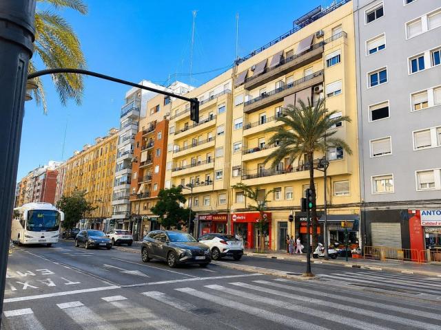 Piso en venta en Valencia, Mestalla. UBICACIÓN, DISTRIBUCIÓN Y POSIBILIDADES. Pisos.