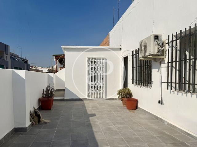 Piso en venta en Valencia, Mont Olivet. Ático luminoso con terraza en Monteolivete. Pisos.