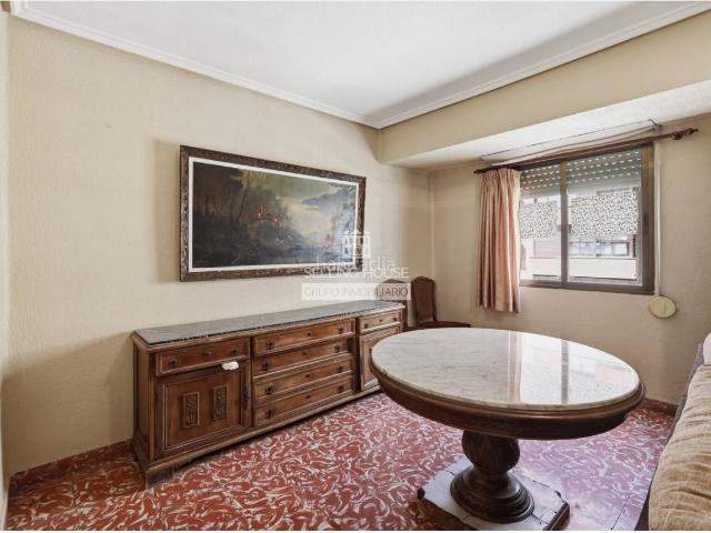 Piso en venta en Valencia, Mont Olivet. Luminoso piso con gran potencial en Montolivet, València. Pisos.