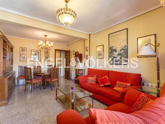 Piso en venta en Valencia, Mont Olivet. Piso Luminoso en Luis Oliag. Pisos.