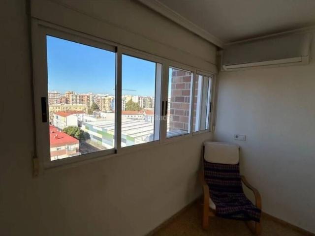 Piso en venta en Valencia, Na Rovella Hermanos Maristas. Venta de piso exterior de 4 habitaciones en Na Rovella, València Capital. CON ASCENSOR Y PLAZA DE GARAJE. Pisos.