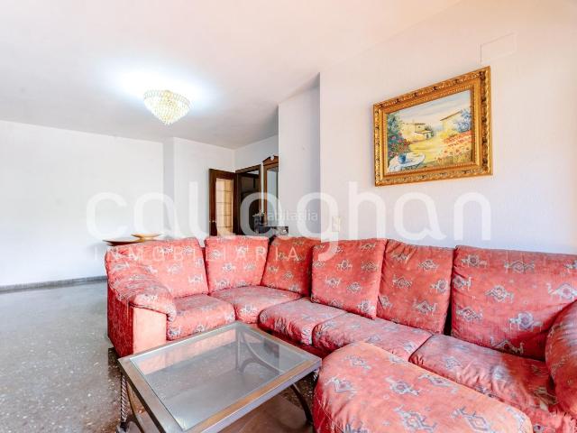 Piso en venta en Valencia, Nou Moles. Amplia vivienda exterior con terraza y dos balcones en la Avenida del Cid. Pisos.