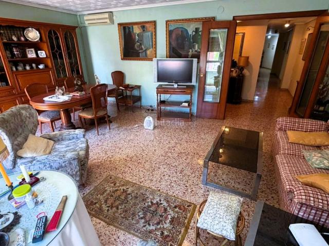 Piso en venta en Valencia, Nou Moles. EXCELENTE VIVIENDA DE 160 M2 PERFECTAMENTE COMUNICADA EN LA AVENIDA PÉREZ GALDÓS. Pisos.