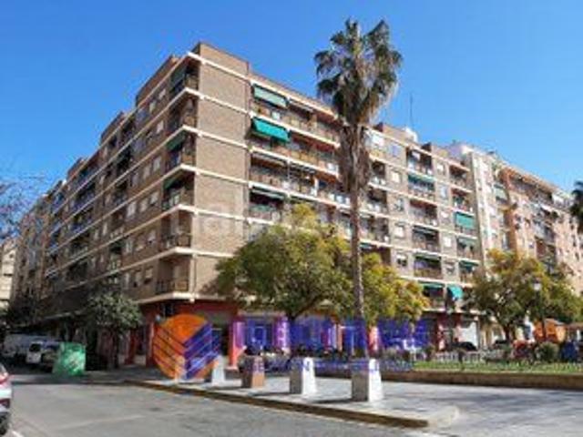 Piso en venta en Valencia, Aiora. Espaciosa vivienda de cuatro dormitorios con armarios empotrados, dos baños completos, cocina y gran salón comedor con balcón. Pisos.