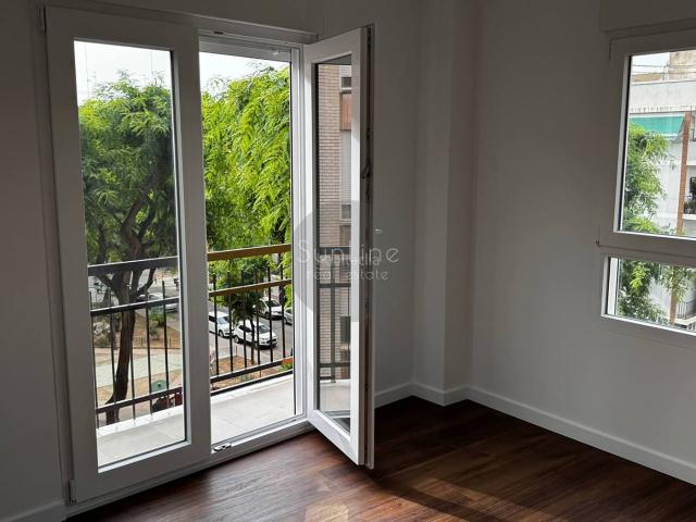 Piso en venta en Valencia, Aiora. Venta de piso reformado junto al mar con dos balcones a 350 metros del metro. Pisos.