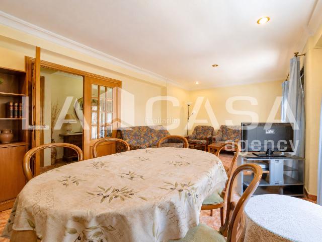 Piso en venta en Valencia, Albors. Piso de 99 m con 3 dormitorios y ascensor en Arts i dels Oficis, València. Pisos.