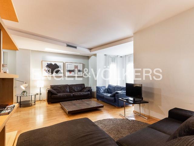 Piso en venta en Valencia, Arrancapins. Espaciosa vivienda de tres dormitorios en finca clásica de Gran Vía Fernando El Catolíco. Pisos.