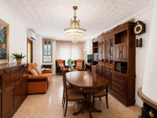 Piso en venta en Valencia, Arrancapins. Hay lugares que simplemente se visitan. Y otros donde uno imagina quedarse. Pisos.