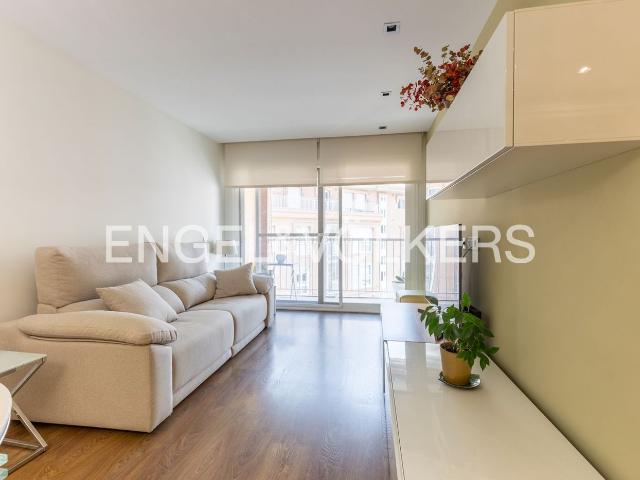 Piso en venta en Valencia, Barrio Benicalap. Elegante propiedad en Cortes Valencianas. Pisos.