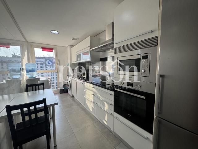 Piso en venta en Valencia, Barrio Benicalap. Espectacular vivienda en 12ª planta con vistas panorámicas, garaje y completa urbanización residencial en Avenida Cortes Valencian. Pisos.