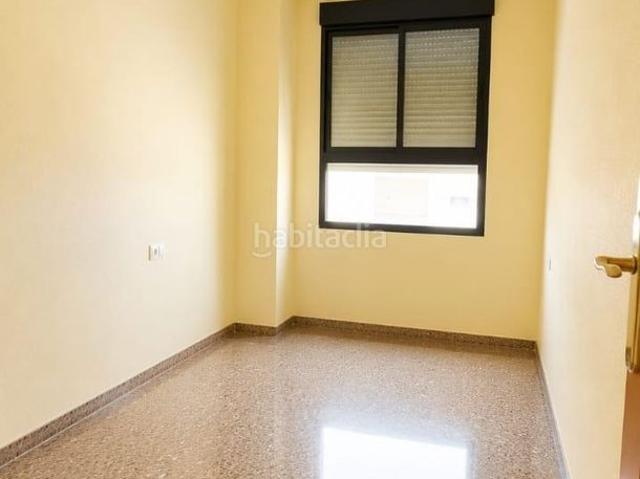 Piso en venta en Valencia, Barrio Benicalap. PISO DE 105 m2 ÚTILES CON GARAJE, ASCENSOR, BALCÓN Y FINCA DEL 2003 EN VALENCIA!. Pisos.