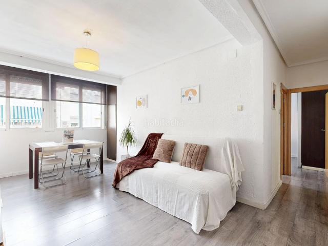 Piso en venta en Valencia, Barrio Benicalap. VIVIENDA DE 3 HABITACIONES CON ASCENSOR EN PLENA AVENIDA DE BURJASOT. No pierdas esta oportunidad de conseguir la vivienda que es. Pisos.