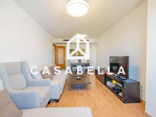 Piso en venta en Valencia, Barrio de Benimaclet. CASABELLA INMOBILIARIA vende piso totalmente reformado y exterior en Benimaclet. Pisos.