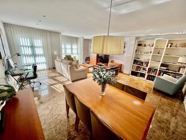 Piso en venta en Valencia, Barrio de Patraix. IMPRESIONANTE VIVIENDA REFORMADA DE DISEÑO EN PLENO PATRAIX DE CUATRO HABITACIONES. Pisos.
