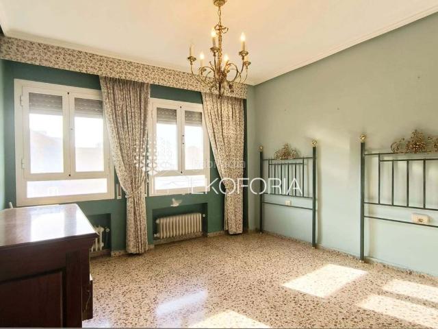 Piso en venta en Valencia, Barrio de Patraix. PISO ESPACIOSO Y LUMINOSO CON GARAJE 4ª PLANTA CON ASCENSOR. Pisos.