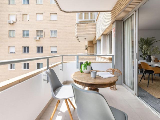 Piso en venta en Valencia, Ciutat Universitaria. Piso de 4 habitaciones con terraza, vistas despejadas y luz natural junto a Blasco Ibáñez y Universidades de Valencia. Pisos.