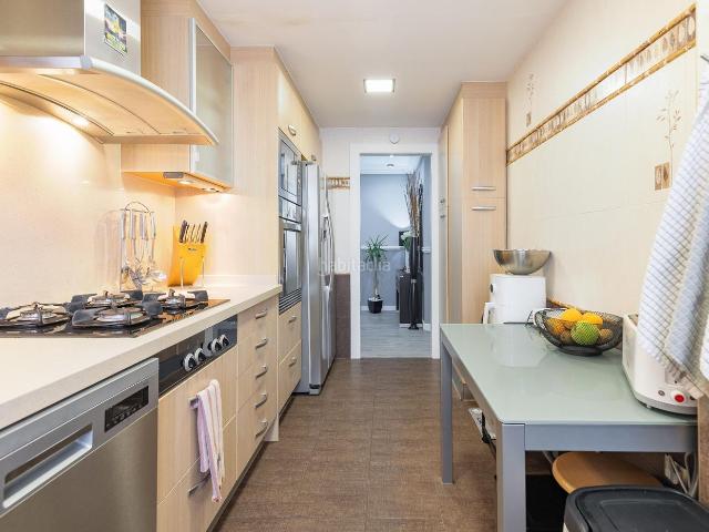 Piso en venta en Valencia, Ciutat Jardí. Vivienda amplia, exterior y muy luminosa junto a Blasco Ibáñez y Plaza del Cedro. Pisos.