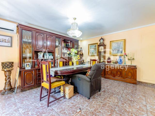 Piso en venta en Valencia, Ciutat Jardí. Vivienda de *115 m² construidos*, distribuida en *3 habitaciones*, *1 baño* y *dos balcones*. Pisos.