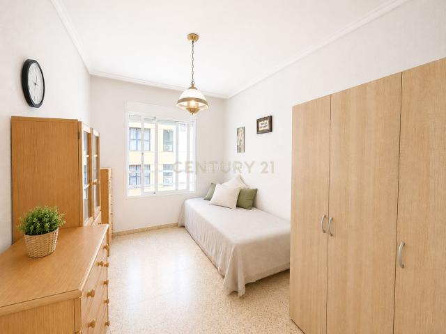 Piso en venta en Valencia, Ciutat Jardí. Amplia vivienda de 112 m con terraza y gran potencial de reforma en Plaza Honduras, Valencia. Pisos.