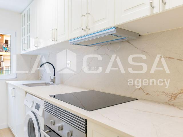 Piso en venta en Valencia, Ciutat Jardí. Espectacular vivienda esquinera, reformada a estrenar, con amplio balcón. Pisos.