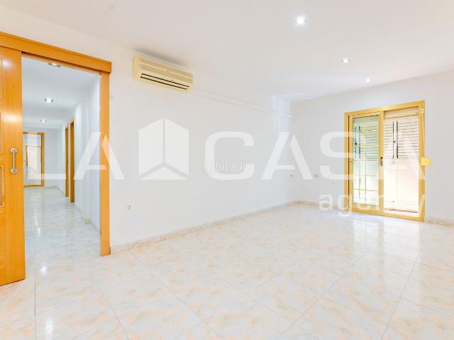 Piso en venta en Valencia, Ciutat Jardí. Piso de 94 m con 2 dormitorios y balcón en València. Pisos.