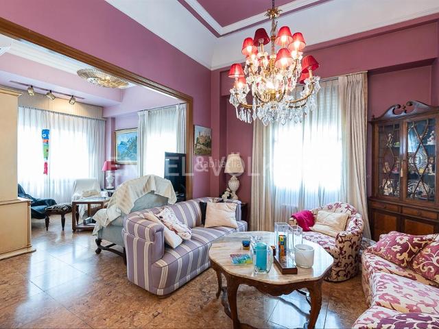 Apartamento en venta en Valencia, El Mercat. Vivienda con vistas junto a la Plaza del Ayuntamiento. Apartamentos.