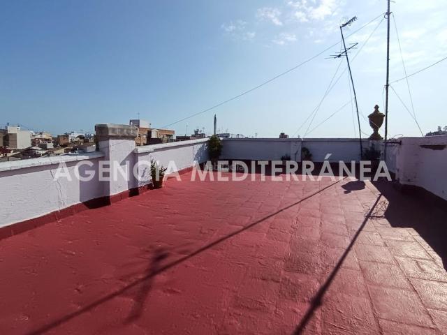 Piso en venta en Valencia, El Cabanyal El Canyamelar. Apartamento de Techos Altos y Suelos Originales. Pisos.