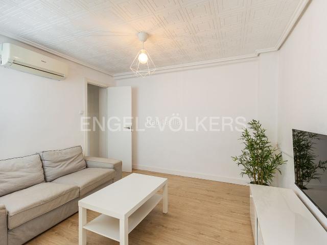 Piso en venta en Valencia, El Cabanyal El Canyamelar. Apartamento reformado junto a la Playa de La Malvarrosa. Pisos.