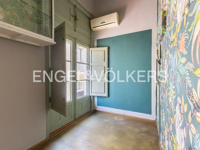 Piso en venta en Valencia, El Carme. Apartamento con elementos originales en el casco historico. Pisos.