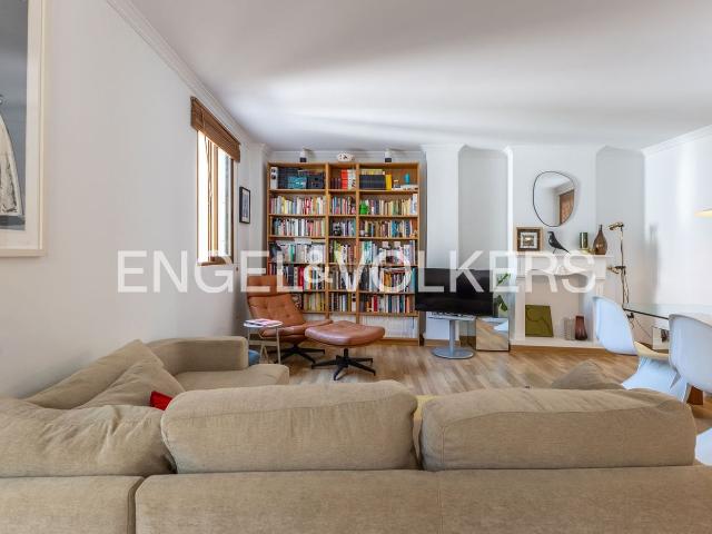 Piso en venta en Valencia, El Carme. Elegante apartamento en edificio clasico junto a las Torres de Serranos. Pisos.