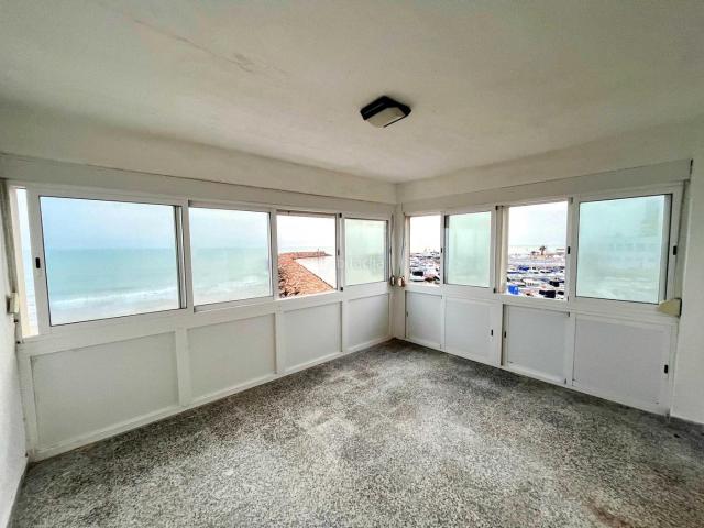 Piso en venta en Valencia, El Perellonet. VIVIENDA FRENTE AL MAR PARA TODO EL AÑO. Pisos.