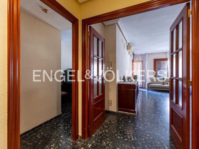 Piso en venta en Valencia, El Pilar. Gran vivienda con balcón y parking. Pisos.