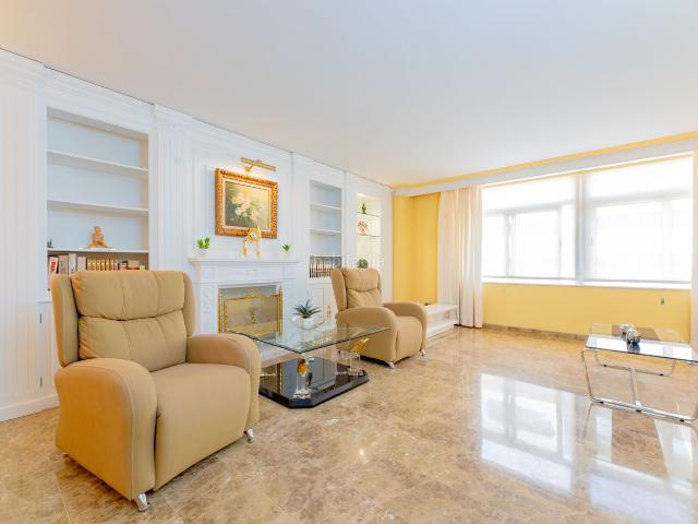 Piso en venta en Valencia, El Pla del Remei. Exclusiva vivienda con plaza de garaje en Calle Colón. Pisos.