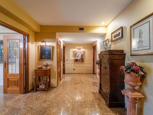 Piso en venta en Valencia, El Pla del Remei. Exclusiva vivienda señorial de grandes dimensiones, con balcón, plaza de garaje y un extraordinario potencial para crear una resid. Pisos.