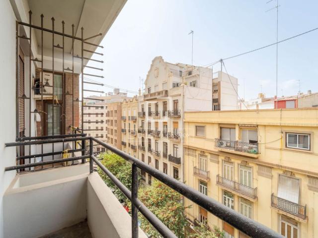 Piso en venta en Valencia, El Pla del Remei. Exclusivo piso a reformar con gran potencial de reforma, techos altos, mosaicos originales y balcón en venta en un elegante edific. Pisos.