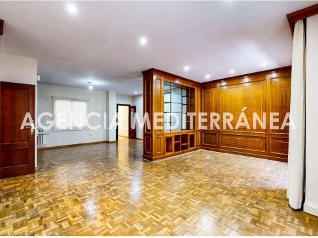 Piso en venta en Valencia, en pleno centro de la ciudad, con posibilidad de garaje