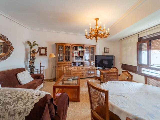 Piso en venta en Valencia, Gran Via. Exclusiva vivienda esquinera para reformar en elegante edificio racionalista, exterior, con vistas despejadas y grandes posibilid. Pisos.
