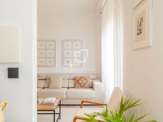 Piso en venta en Valencia, Gran Via. Exclusiva vivienda reformada con diseño contemporáneo y elementos originales, situada en una elegante finca rehabilitada de la Ave. Pisos.