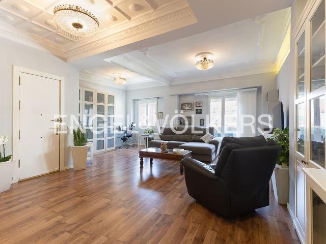 Piso en venta en Valencia, Gran Via. Encantador Piso reformado con balcón en Reino de Valencia junto a los jardines del Turia. Pisos.