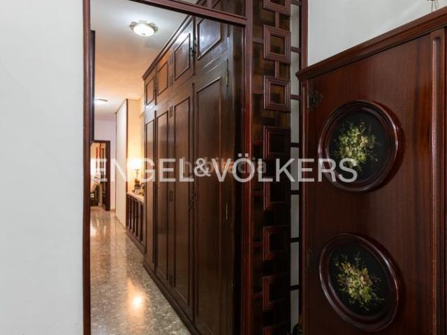 Piso en venta en Valencia, Gran Via. Propiedad a reformar con cuatro balcones en un elegante edificio señorial en calle Almirante Cadarso. Pisos.