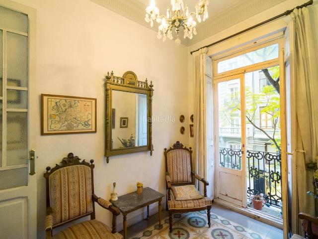 Piso en venta en Valencia, Gran Via. 90 m de historia viva esperando tu firma en el centro de Valencia. Pisos.