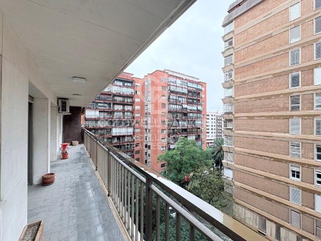 Piso en venta en Valencia, Jaume Roig. Luminoso piso con terraza en El Pla del Real. Pisos.