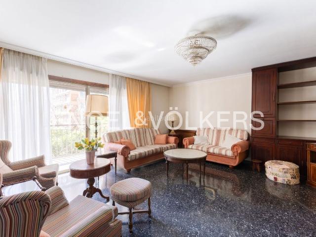Piso en venta en Valencia, Jaume Roig. Luminosa y amplia vivienda para reformar con plaza de garaje en Jaime Roig. Pisos.