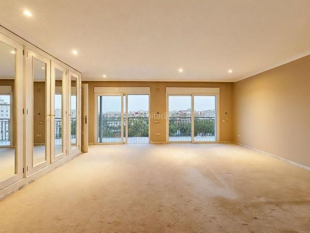 Piso en venta en Valencia, Jaume Roig. Piso de 178 m2 con balcón de más de 22 m2 y vistas a los Jardines de Viveros Séptima planta, para reformar a tu gusto. Pisos.